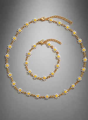 Schmuckset „Weiße Blumen“ – Kette & Armband mit zarten weißen und gelben Gänseblümchen-Anhängern, die sich wunderschön vor einem grauen Hintergrund abheben. Dieses bezaubernde Set ist perfekt, um jedem Outfit einen Hauch von Boho-Schmuck-Stil zu verleihen.