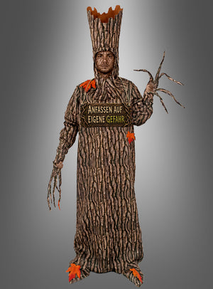 Eine Person trägt das „Spukender Baumgeist“-Kostüm mit orangefarbenen Blättern und einem verspielten Waldgeist-Motiv und hält dabei ein Schild mit der Aufschrift „Anfassen auf eigene Gefahr“ in der Hand. Der Hintergrund ist einfarbig grau.
