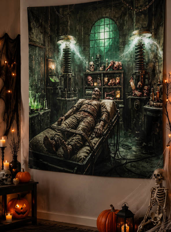 Der Wandbehang „Halloween-Deko 170 x 200 cm – Frankensteins Labor“ zeigt eine gruselige Szene mit Frankensteins Monster in einem schattenhaften Labor, in dem die Kreatur auf einem Tisch inmitten funken sprühender elektrischer Spulen und mit Körperteilen gefüllter Regale liegt; Umgeben von Halloween-Dekorationen entsteht so das ultimative gruselige Labor-Motiv, das an ein Zombie-Labor-Fotobanner erinnert.