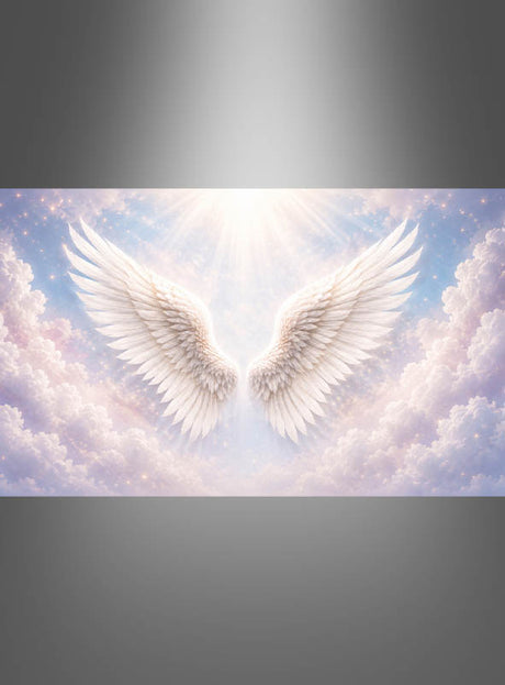 Ein Paar „Weiße Engelsflügel“-Wanddekorationen (170 x 200 cm) vor einem leuchtenden Himmel mit Sonnenlicht und flauschigen Wolken, zentriert unter einem Scheinwerferlicht – perfekt als XXL-Fotowand oder Hintergrund für Fotoshootings.