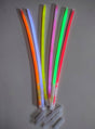 Sechs bunte Leuchtarmbänder aus der 100er-Packung – in Orange, Blau, Gelb, Grün und Pink – liegen auf einer grauen Oberfläche, daneben mehrere transparente Kunststoffverbinder. Die Leuchtarmbänder in der 100er-Packung sind das ideale Partyzubehör für jede Feier.