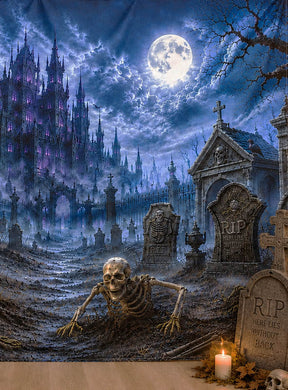 Ein Skelett erhebt sich nachts auf einem nebligen Friedhof aus einem Grab, umgeben von Grabsteinen, einem Vollmond und dem gotischen „Friedhof & Spukschloss“-Fotohintergrund (170 x 200 cm) als Kulisse. Brennende Kerzen und Herbstblätter sind über den Boden verstreut und schaffen eine unheimliche Szenerie, die sich perfekt für jede Halloween-Kulisse oder als eindrucksvoller Friedhof-Fotohintergrund eignet.