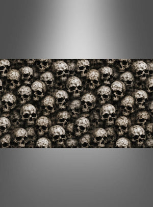 In der Bildmitte ist ein dichter Haufen menschlicher Schädel zu sehen, umgeben von einem grauen Farbverlauf – damit ist das Stoffbanner „Totenschädel“ (80 x 400 cm) zur Halloween-Dekoration die ideale Wahl für alle, die auf der Suche nach einem gruseligen Totenkopf-Motiv für ihre Halloween-Dekoration sind.
