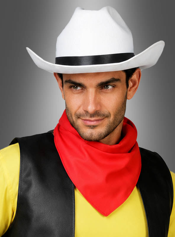Ein Mann mit einem Lucky-Luke-Cowboyhut, einer weißen Weste, einem schwarzen Hemd, einem gelben Hemd und einem roten Halstuch vor einem grauen Hintergrund mit Farbverlauf.