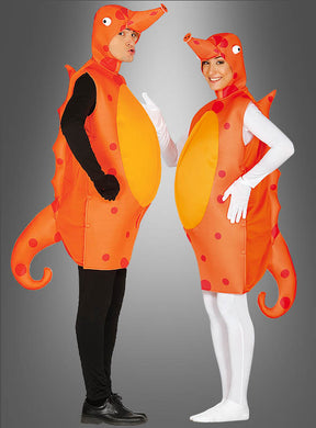Zwei Personen stehen nebeneinander vor einem schlichten grauen Hintergrund und tragen beide das gleiche Seepferdchen-Kostüm für Erwachsene. Die verspielten orangefarbenen Kostüme sind mit verspielten Polka-Punkten, Kapuzen und Schwänzen verziert und sorgen so bei jeder Kostümparty für einen auffälligen und lustigen Look.
