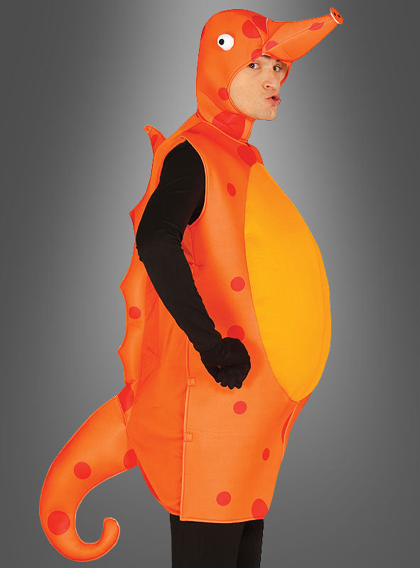 Eine Person trägt ein farbenfrohes Seepferdchenkostüm für Erwachsene mit einem orangefarbenen Seepferdchen-Motiv mit roten Flecken, schwarzen Handschuhen und schwarzer Kleidung darunter und steht seitlich vor einem grauen Hintergrund. Dieses unverwechselbare Kostüm für Erwachsene ist perfekt, um bei jeder Veranstaltung für Spaß und Spannung zu sorgen.