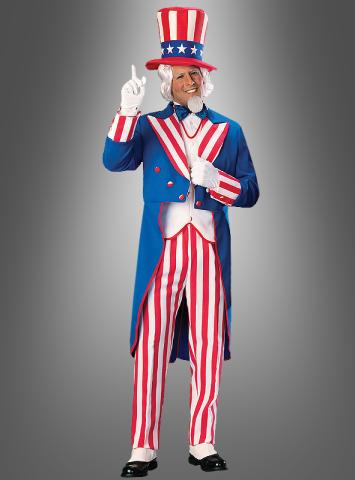 Eine Person in einem Uncle-Sam-Kostüm mit blauer Jacke, rot-weiß gestreifter Hose und einem Zylinder mit Sternen und Streifen, die steht und nach oben zeigt.