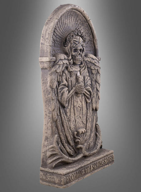 Grabstein 63 cm – Engel mit Licht und Ton als Dekoration – eine auffällige Statue in Steinoptik, die einen skelettartigen Engel mit Kapuze darstellt, der eine Kerze hält; am Sockel ist die Inschrift „FROM DEATH SPRINGS LIFE“ eingraviert. Ein eindringlicher Blickfang, ideal als Halloween-Dekoration oder als LED-beleuchteter Grabstein mit Soundeffekten.