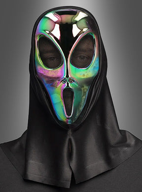 Eine Person, die die „Alien-Maske Metalloptik“ trägt – mit einer glänzenden, schillernden Oberfläche, schwarzen Netzüberzügen über Augen und Mund sowie einer drapierten schwarzen Kapuze –, steht vor einem grauen Hintergrund und sorgt so für einen beeindruckenden Sci-Fi-Kostüm-Look.