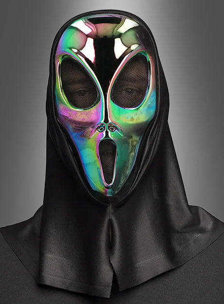 Eine Person, die die „Alien-Maske Metalloptik“ trägt – mit einer glänzenden, schillernden Oberfläche, schwarzen Netzüberzügen über Augen und Mund sowie einer drapierten schwarzen Kapuze –, steht vor einem grauen Hintergrund und sorgt so für einen beeindruckenden Sci-Fi-Kostüm-Look.