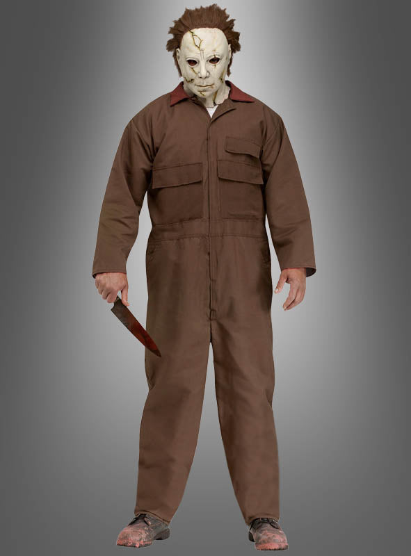 Eine Person mit einer weißen Maske und einem braunen Overall steht mit einem großen Messer in der Hand vor einem grauen Farbverlaufshintergrund und verkörpert damit perfekt das Michael-Myers-Kostüm aus „Halloween“ – ideal für jede Horrorfilm-Verkleidung oder jedes Halloween-Kostüm.