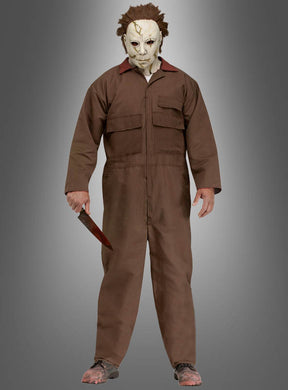 Eine Person mit einer weißen Maske und einem braunen Overall steht mit einem großen Messer in der Hand vor einem grauen Farbverlaufshintergrund und verkörpert damit perfekt das Michael-Myers-Kostüm aus „Halloween“ – ideal für jede Horrorfilm-Verkleidung oder jedes Halloween-Kostüm.