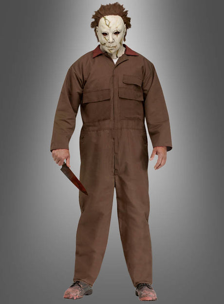 Eine Person mit einer weißen Maske und einem braunen Overall steht mit einem großen Messer in der Hand vor einem grauen Farbverlaufshintergrund und verkörpert damit perfekt das Michael-Myers-Kostüm aus „Halloween“ – ideal für jede Horrorfilm-Verkleidung oder jedes Halloween-Kostüm.