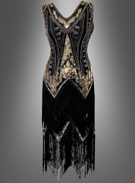 Deluxe-Flapperkleid „Iris“ mit zweireihigen Fransen: Dieses ärmellose schwarze Kleid besticht durch goldene Perlenstickerei, einen V-Ausschnitt und lange Reihen schwarzer Fransen am Saum, die sich wunderschön vor einem grauen Farbverlauf abheben. Es versprüht den zeitlosen Glamour der 20er Jahre und ist das perfekte Charleston-Kleid oder ein von Pailletten inspiriertes Statement-Stück für jede Veranstaltung im Vintage-Stil.