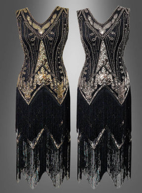 Zwei ärmellose, knielange Flapperkleider mit aufwendiger Perlenstickerei und Fransen – zum einen ein schimmerndes „Deluxe Flapperkleid 2-reihige Fransen Iris“ mit goldenen Akzenten, zum anderen ein umwerfendes „Charleston-Kleid“ mit silbernen Akzenten – sind nebeneinander vor einem grauen Hintergrund ausgestellt.