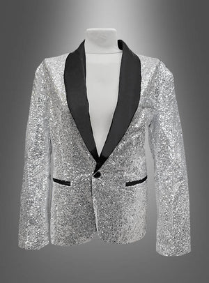 Ein silberner Paillettenblazer mit schwarzem Satinrevers und schwarz eingefassten Taschen, präsentiert auf einem weißen Mannequin-Torso vor einem grauen Hintergrund mit Farbverlauf: Diese „Deluxe Pailletten Jacke“ verkörpert mit ihrem schillernden Pailletten-Finish und den raffinierten Details den Geist einer zeitgenössischen Smokingjacke.
