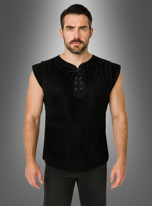 Ein Mann mit kurzen dunklen Haaren und Bart trägt das „Mittelalter Hemd Wams“ in Schwarz, ein ärmelloses, geschnürtes Hemd, dazu eine schwarze Hose; er steht vor einem grau verlaufenden Hintergrund.