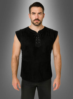 Ein Mann mit kurzen dunklen Haaren und Bart trägt das „Mittelalter Hemd Wams“ in Schwarz, ein ärmelloses, geschnürtes Hemd, dazu eine schwarze Hose; er steht vor einem grau verlaufenden Hintergrund.