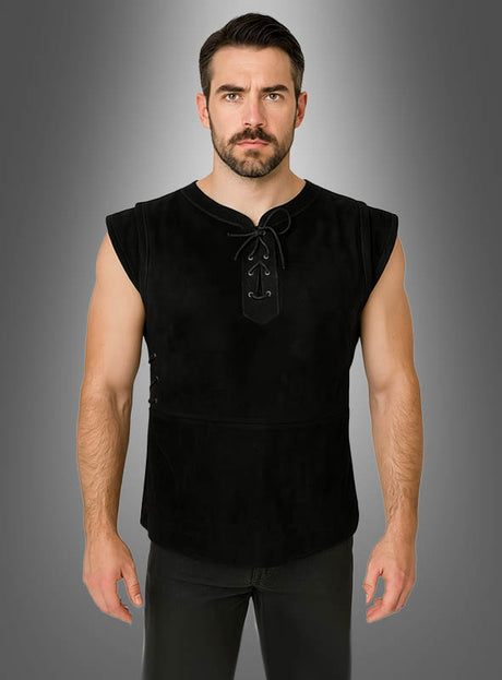 Ein Mann mit kurzen dunklen Haaren und Bart trägt das „Mittelalter Hemd Wams“ in Schwarz, ein ärmelloses, geschnürtes Hemd, dazu eine schwarze Hose; er steht vor einem grau verlaufenden Hintergrund.