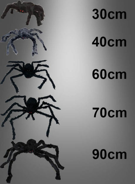 Fünf Spinnen (30–90 cm) als Halloween-Dekoration aus schwarzem Kunstfell sind auf grauem Hintergrund abgebildet und nach steigender Größe angeordnet – 30 cm, 40 cm, 60 cm, 70 cm und 90 cm – perfekt als Riesenspinnen für Ihre Halloween-Dekoration.
