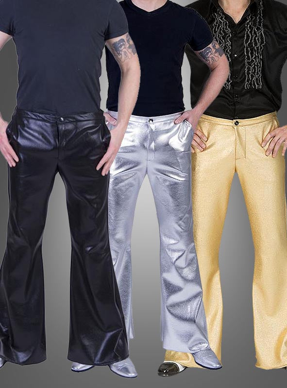Drei Personen stehen nebeneinander und tragen glänzende Disco-Schlaghosen im Stil der 70er Jahre in Schwarz, Silber und Gold, jeweils kombiniert mit passenden Shirts und Schuhen, vor einem schlichten Hintergrund mit Farbverlauf. Dieser Look eignet sich ideal für den Karneval oder jede Party im Stil der 70er Jahre.