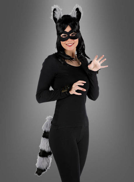 Eine Person, die das „Waschbär-Set“ mit Maske, Ohren, Augenmaske und Schwanz trägt – bestehend aus einer Waschbärmaske, pelzigen Ohren und einem gestreiften Schwanz –, posiert vor einem schlichten grauen Hintergrund; ideal für alle, die auf der Suche nach einem kreativen Tierkostüm für Erwachsene sind.