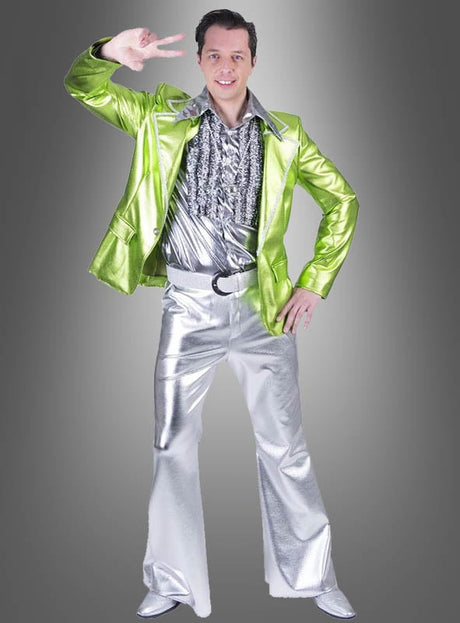 Diese Person trägt eine Disco-Schlaghose im 70er-Jahre-Stil sowie eine glänzende grüne Jacke und ein silbernes Rüschenhemd und nimmt eine Pose ein – eine Hand in die Hüfte gestützt, die andere im Peace-Zeichen –, was einen ikonischen 70er-Jahre-Karnevalslook ergibt.