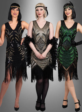Drei Frauen stehen Seite an Seite in stilvollen, glamourösen Flapper-Kleidern namens „Vivian“; sie tragen ikonische Fransenkleider und Stirnbänder, die von der Mode der 20er Jahre inspiriert sind, und posieren elegant vor einem grauen Hintergrund mit Farbverlauf.