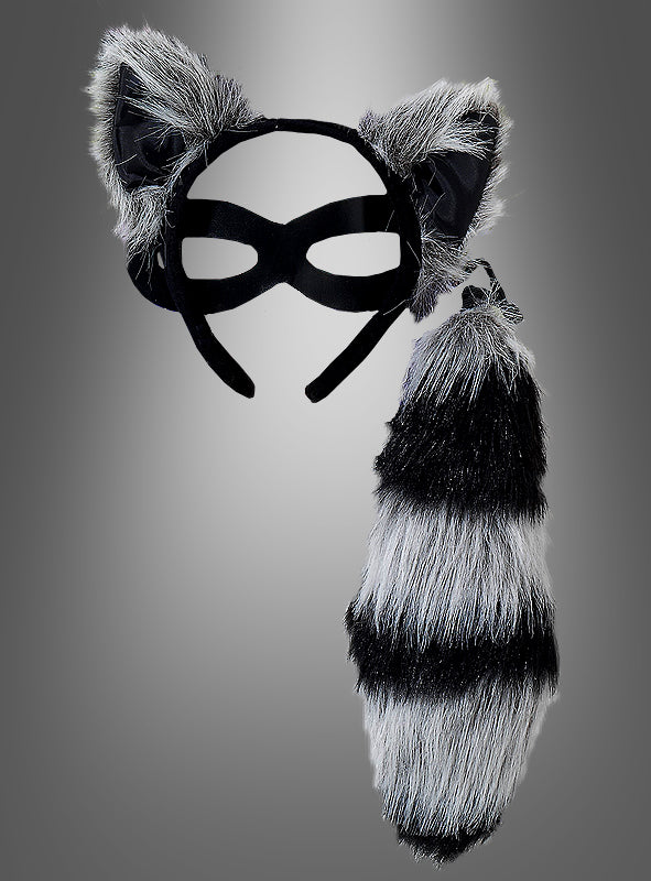 Das Waschbär-Set mit Ohren, Augenmaske und Schwanz umfasst eine schwarze Maske, schwarz-graue, pelzige Ohren, die an einem Stirnband befestigt sind, sowie einen schwarz-grau gestreiften, pelzigen Schwanz – alles vor einem neutralen Hintergrund mit Farbverlauf. Dieses Tierkostüm für Erwachsene eignet sich perfekt für Partys, Cosplay oder Themenveranstaltungen als komplettes Waschbär-Kostüm-Set.