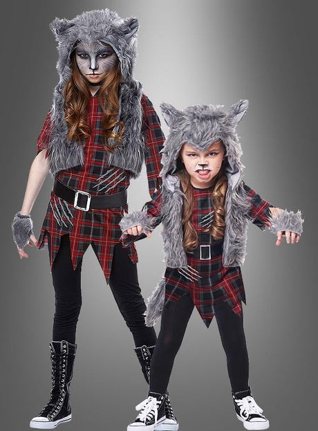 Zwei Kinder in karierten Hemden, schwarzen Hosen und pelzigen Wolfskapuzen posieren vor einem grauen Hintergrund; beide tragen ein passendes Werwolf-Kostüm für Jungen und Mädchen – perfekt für jede Halloween-Kostümparty.