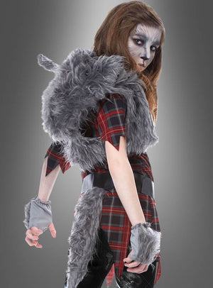 Eine Person, die das Werwolf-Kostüm für Jungen und Mädchen trägt – mit einem karierten Hemd, pelzigen grauen Accessoires, Gesichtsbemalung und einem Schwanz – posiert vor einem grauen Hintergrund mit Farbverlauf und ist damit die ideale Wahl für alle, die ein auffälliges Halloween-Kostüm suchen.