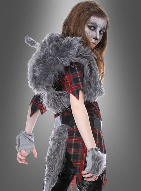 Eine Person, die das Werwolf-Kostüm für Jungen und Mädchen trägt – mit einem karierten Hemd, pelzigen grauen Accessoires, Gesichtsbemalung und einem Schwanz – posiert vor einem grauen Hintergrund mit Farbverlauf und ist damit die ideale Wahl für alle, die ein auffälliges Halloween-Kostüm suchen.