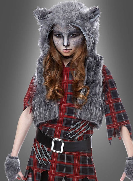 Eine Person mit einer grauen Wolfsmütze aus Kunstfell, Wolfs-Make-up, einem karierten Hemd mit zerrissenen Ärmeln, Kratzspuren und einem schwarzen Gürtel, die vor einem schlichten grauen Hintergrund posiert – ideal als Werwolf-Kostüm für Jungen und Mädchen oder als auffälliges Halloween-Kostüm.