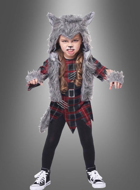 Ein Kind im „Werwolf-Kostüm für Jungs und Mädchen“ – einem grauen Werwolf-Kostüm mit kariertem Kleid, schwarzen Leggings und Sneakers – nimmt mit erhobenen Händen eine wilde Pose ein, was es zur idealen Wahl für jedes Halloween-Kostüm oder jedes Wolf-Kostüm für Mädchen macht.