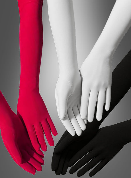 Drei Paar Lange Handschuhe (40 cm) für Damen in Rot, Weiß und Schwarz sind vor einem grauen Hintergrund mit Farbverlauf abgebildet – perfekt als stilvolle Abendhandschuhe oder als elegantes Accessoire für Ihr Charleston-Kostüm im Stil der 1920er Jahre.