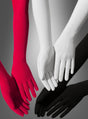 Drei Paar Lange Handschuhe (40 cm) für Damen in Rot, Weiß und Schwarz sind vor einem grauen Hintergrund mit Farbverlauf abgebildet – perfekt als stilvolle Abendhandschuhe oder als elegantes Accessoire für Ihr Charleston-Kostüm im Stil der 1920er Jahre.