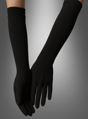 Ein Paar Hände, die die „Lange Handschuhe 40 cm für Damen“ tragen – lange, eng anliegende schwarze Abendhandschuhe –, sind elegant vor einem grau verlaufenden Hintergrund in Szene gesetzt und eignen sich somit perfekt als Abschluss für ein Charleston-Kostüm im Stil der 20er Jahre.