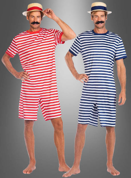 Vor einem grauen Hintergrund stehen zwei Männer barfuß, die beide den „Gestreiften Schwimmanzug der 20er Jahre“ tragen: der eine einen rot-weiß gestreiften Schwimmanzug im Vintage-Stil, der andere einen blau-weiß gestreiften; beide tragen Strohhüte und falsche Schnurrbärte.