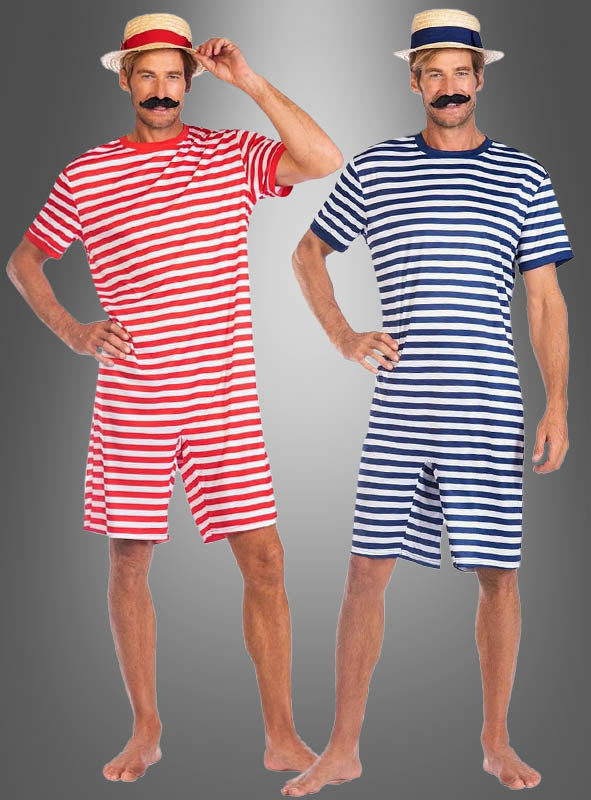 Vor einem grauen Hintergrund stehen zwei Männer barfuß, die beide den „Gestreiften Schwimmanzug der 20er Jahre“ tragen: der eine einen rot-weiß gestreiften Schwimmanzug im Vintage-Stil, der andere einen blau-weiß gestreiften; beide tragen Strohhüte und falsche Schnurrbärte.