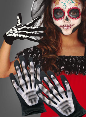 Eine Person in Kostüm und Make-up trägt „Skelett-Handschuhe für Kinder“, während im Vordergrund auf grauem Hintergrund drei weitere Designs von „Halloween-Handschuhen für Kinder“ zu sehen sind.