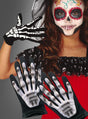 Eine Person in Kostüm und Make-up trägt „Skelett-Handschuhe für Kinder“, während im Vordergrund auf grauem Hintergrund drei weitere Designs von „Halloween-Handschuhen für Kinder“ zu sehen sind.