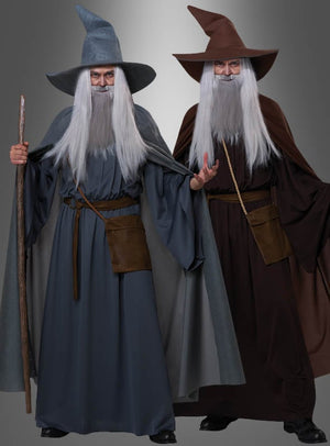 Zwei Personen in langen Gewändern, mit hohen spitzen Hüten, künstlichen weißen Bärten und Tragetaschen. Perfekt für eine Fantasy-Veranstaltung – eine Person trägt das graue „Magischer Zauberer“-Kostüm Deluxe und hält einen Stab in der Hand; die andere trägt eine braune „Magier“-Verkleidung und hat eine Hand erhoben.