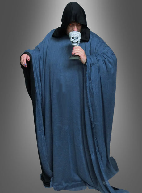 Eine geheimnisvolle Gestalt in einem dunklen Hexenkostüm steht vor einem schlichten Hintergrund mit Farbverlauf und trinkt aus einem Kelch mit Totenkopfmotiv. Der lange Fetziger Überwurf-Poncho in Übergröße XXXL fällt elegant und macht diesen Umhang für Damen und Herren zum Mittelpunkt ihrer geheimnisvollen Ausstrahlung.