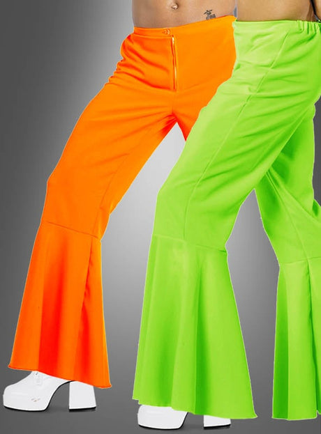 Zwei Personen tragen leuchtend orangefarbene und neongrüne „Neon Schlaghose für Herren“ – Schlaghosen – sowie weiße Plateauschuhe und stehen vor einem grauen Hintergrund mit Farbverlauf.