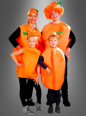 Vier Personen – zwei Erwachsene im orangefarbenen Kostüm für Erwachsene und zwei Kinder in passenden orangefarbenen Outfits mit orangefarbenen Hüten – stehen gemeinsam vor einem schlichten grauen Hintergrund und lächeln – ein perfektes Karnevalskostüm für die ganze Familie.