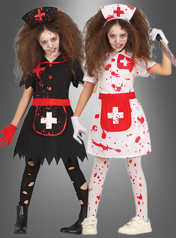 Zwei Kinder, gekleidet in zerfetzte, blutbespritzte Zombie-Krankenschwester-Kostüme für Kinder, standen Seite an Seite vor einem grauen Hintergrund und verkörperten damit perfekt die gruselige Atmosphäre dieses Halloween-Outfits.