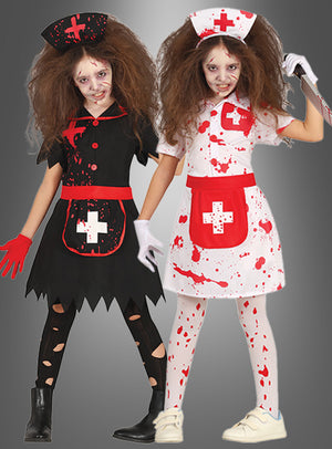 Zwei Kinder, gekleidet in zerfetzte, blutbespritzte Zombie-Krankenschwester-Kostüme für Kinder, standen Seite an Seite vor einem grauen Hintergrund und verkörperten damit perfekt die gruselige Atmosphäre dieses Halloween-Outfits.