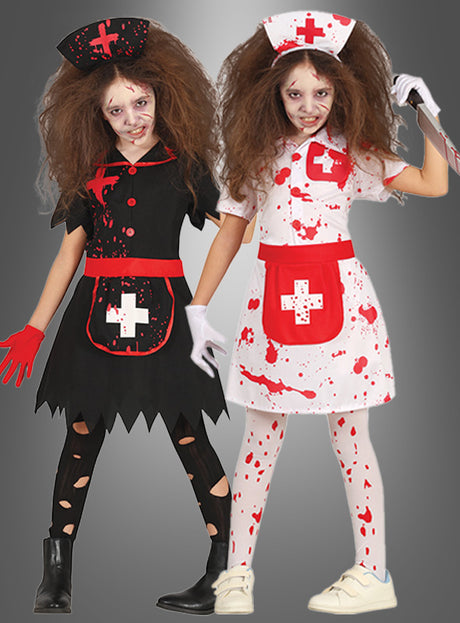 Zwei Kinder, gekleidet in zerfetzte, blutbespritzte Zombie-Krankenschwester-Kostüme für Kinder, standen Seite an Seite vor einem grauen Hintergrund und verkörperten damit perfekt die gruselige Atmosphäre dieses Halloween-Outfits.