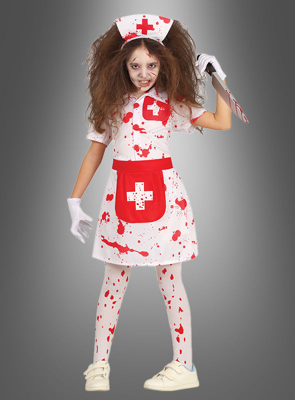 Ein Kind, das das „Zombie-Krankenschwester“-Kostüm für Kinder trägt – ein blutbespritztes Kleid mit zerzausten Haaren, Handschuhen und einem blutigen Messer –, posiert gruselig vor einem grauen Hintergrund.