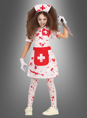 Ein Kind, das das „Zombie-Krankenschwester“-Kostüm für Kinder trägt – ein blutbespritztes Kleid mit zerzausten Haaren, Handschuhen und einem blutigen Messer –, posiert gruselig vor einem grauen Hintergrund.
